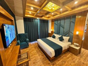 Letto o letti in una camera di White Season Resort - Mountain View With Premium Rooms # Luxury Stay in Manali