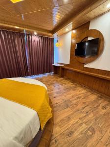 TV o dispositivi per l'intrattenimento presso White Season Resort - Mountain View With Premium Rooms # Luxury Stay in Manali