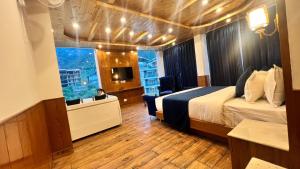 Letto o letti in una camera di White Season Resort - Mountain View With Premium Rooms # Luxury Stay in Manali