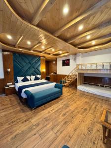 Letto o letti in una camera di White Season Resort - Mountain View With Premium Rooms # Luxury Stay in Manali