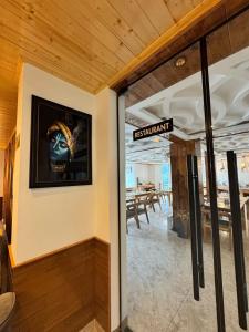 TV o dispositivi per l'intrattenimento presso White Season Resort - Mountain View With Premium Rooms # Luxury Stay in Manali