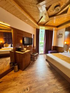 Letto o letti in una camera di White Season Resort - Mountain View With Premium Rooms # Luxury Stay in Manali