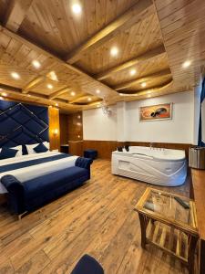 Postel nebo postele na pokoji v ubytování White Season Resort - Mountain View With Premium Rooms # Luxury Stay in Manali