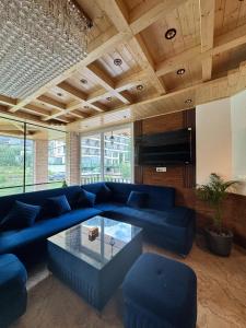 Area soggiorno di White Season Resort - Mountain View With Premium Rooms # Luxury Stay in Manali