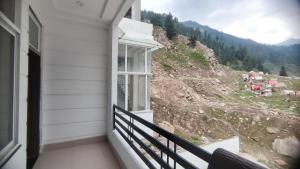 ナランにあるSummit Hotel Naranの山の景色を望むバルコニー