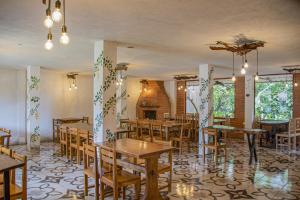 Restaurace v ubytování Cabañas Armonía y Jardín de Orquídeas + 37 fotografií