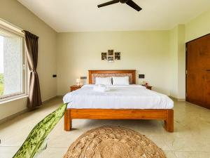 Rúm í herbergi á Riverfront 2BHK Apt Riverview Good Reviews