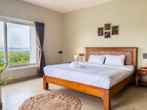 Rúm í herbergi á Riverfront 2BHK Apt Riverview Good Reviews