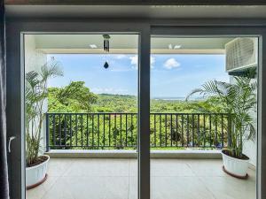 Balkón nebo terasa v ubytování Riverfront 2BHK Apt Riverview Good Reviews