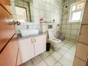 Baðherbergi á Riverfront 2BHK Apt Riverview Good Reviews