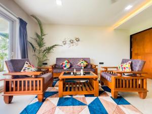 Posezení v ubytování Riverfront 2BHK Apt Riverview Good Reviews