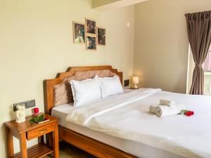 Rúm í herbergi á Riverfront 2BHK Apt Riverview Good Reviews
