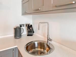 una encimera de cocina con fregadero en una cocina en The Hydaway, en Bowness-on-Windermere