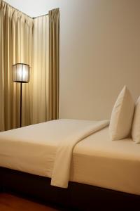 Katil atau katil-katil dalam bilik di Monarch Apartment