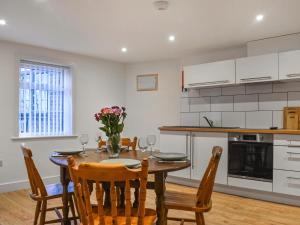 Kuchyň nebo kuchyňský kout v ubytování Salmon Leap Cottage 2 - Uk48207