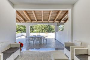 a dining room with a table and chairs at Salentoandmore - Smeralda Onda Blu in Marina di Pescoluse