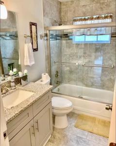une salle de bain avec toilettes, baignoire et lavabo dans l'établissement The Royals Fully Stocked, Stylish, High Ratings, à Kissimmee