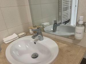 Ένα μπάνιο στο Paris Yard Apartman with free parking +39 φωτογραφίες