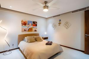Un dormitorio con una cama y un ventilador de techo. en Increíble apartamento de 3 habitaciones en Bolongo, en Higuera Blanca 44 fotos más