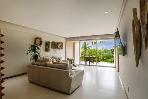 Una sala de estar con un sofá y una ventana grande. en Increíble apartamento de 3 habitaciones en Bolongo, en Higuera Blanca
