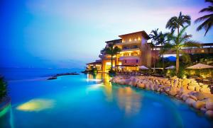 - une vue sur un hôtel et l'océan la nuit dans l'établissement Garza Blanca Preserve Resort and Spa, à Puerto Vallarta