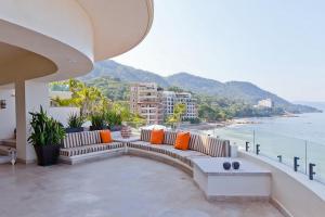 d'un balcon avec un canapé et une vue sur l'océan. dans l'établissement Garza Blanca Preserve Resort and Spa, à Puerto Vallarta
