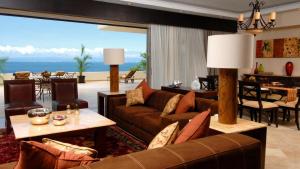 un salon avec un canapé et une table dans l'établissement Garza Blanca Preserve Resort and Spa, à Puerto Vallarta 2 autres photos