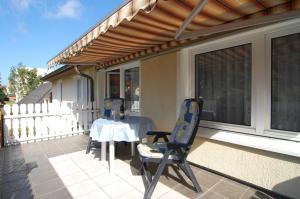 een patio met een tafel en stoelen op een huis bij Studio-Apartment Zacher 1 - 3 in Kühlungsborn