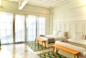En eller flere senge i et værelse på Old Town Heritage Lofts Bangkok