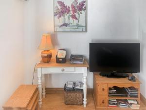 Televiisor ja/või meelelahutuskeskus majutusasutuses Fawnlea Cottage