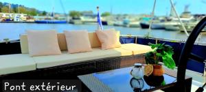 a couch sitting on top of a boat at Zimon- Bateau Authentique - vue sur la Seine in Rouen