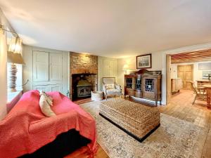 ein Wohnzimmer mit Couch und Kamin in der Unterkunft Gladwyn Cottage in Sutton Benger