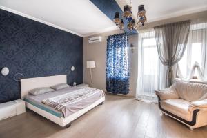 カザンにあるFamily Apartments on Galaktionovaのベッドルーム(ベッド1台、ソファ付)