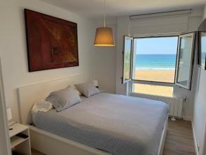 Postel nebo postele na pokoji v ubytování Bakio Beach