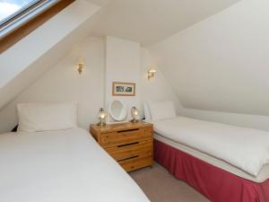 En eller flere senge i et værelse på Stable Cottage + 4 billeder