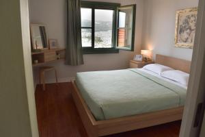 Postel nebo postele na pokoji v ubytování Theothea Suites