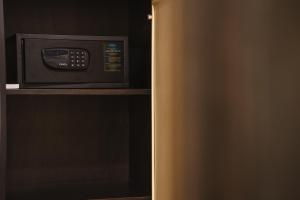 een magnetron die bovenop een plank staat bij Domeniile Martinutzi - Hotel Cardinal in Alba Iulia