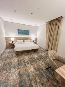 Postel nebo postele na pokoji v ubytování شقق دور وارف للشقق المخدومة Dor WAREF FOR SERVICED APARTME