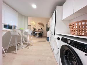 a laundry room with a washer and dryer in a kitchen at EcoCasa 12PAX perfecta grupos, reforma lujo, junto parada Burjassot metrovalencia, cerca centro Valencia y playa, lavadora, secadora equipamiento total in Burjasot
