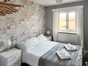 En eller flere senge i et værelse på Little Tern