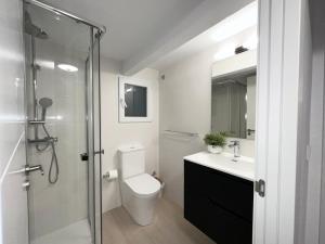 a bathroom with a toilet and a sink and a shower at EcoCasa 12PAX perfecta grupos, reforma lujo, junto parada Burjassot metrovalencia, cerca centro Valencia y playa, lavadora, secadora equipamiento total in Burjasot