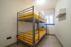 Poschodová posteľ alebo postele v izbe v ubytovaní Apartaments Lamoga- Spai