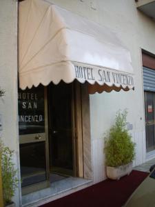 ソヴェラート・マリーナにあるHotel San Vincenzoのホテルサンウィン前の日よけ付きの建物