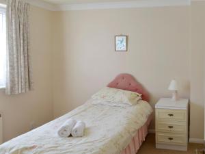 ein Schlafzimmer mit einem Bett mit Handtüchern darauf in der Unterkunft Sea Haven - Uk44499 in Hope-Cove