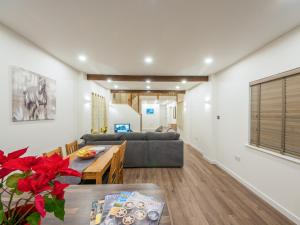 un salon avec un canapé et une table dans l'établissement Fir Cottage - Uk38485, à Saltash