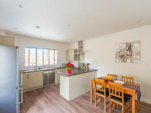 une cuisine et une salle à manger avec une table et des chaises dans l'établissement Fir Cottage - Uk38485, à Saltash
