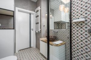 a bathroom with a shower with a toilet and a sink at Art Box - Gdańska Brzeźno in Gdańsk