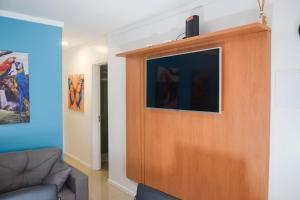 Μια τηλεόραση ή/και κέντρο ψυχαγωγίας στο Apto térreo com churrasqueira MQ6110