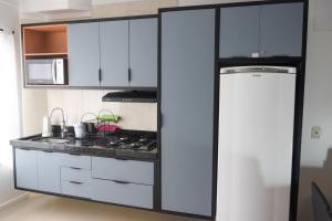 Η κουζίνα ή μικρή κουζίνα στο Apto térreo com churrasqueira MQ6110