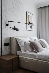 ein Schlafzimmer mit einem Bett mit zwei Lampen in der Unterkunft Estium Heritage Rooms in Zadar